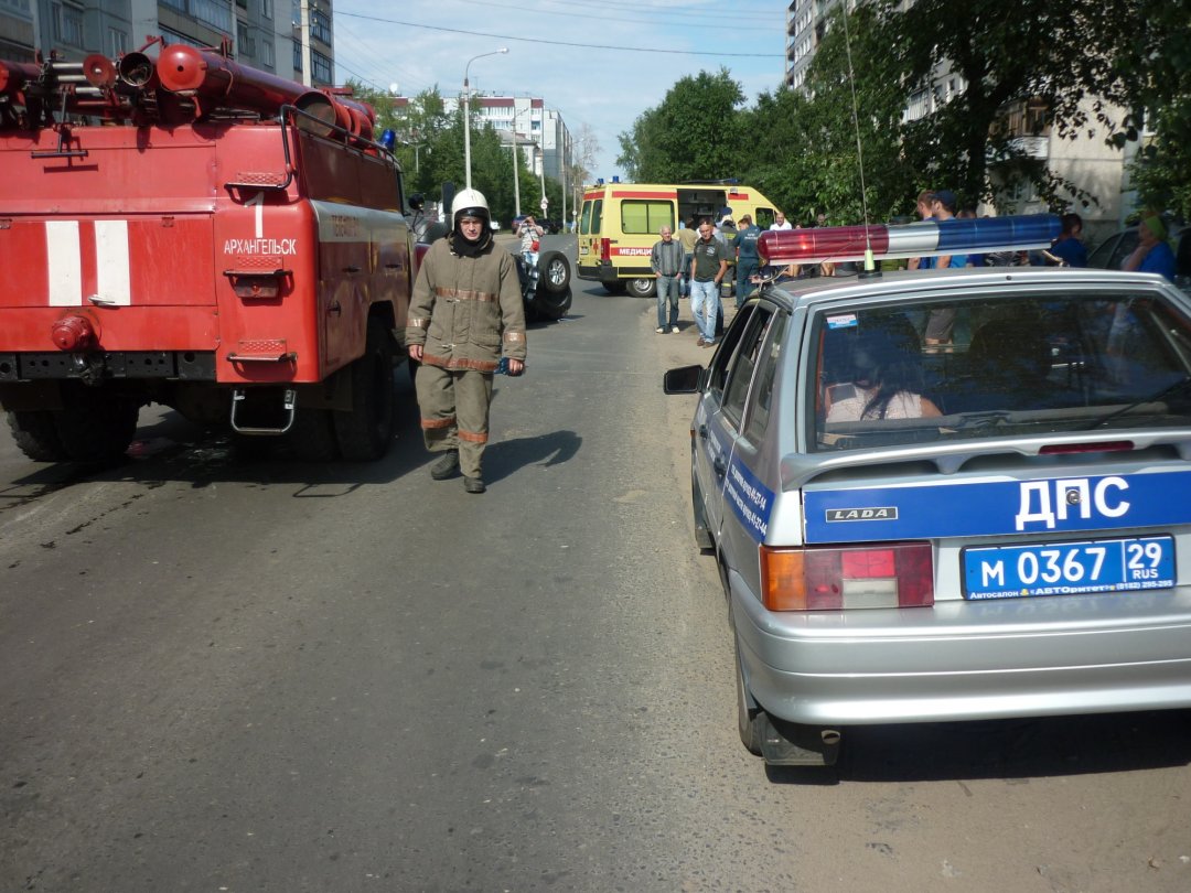 Пожарно-спасательные подразделения приняли участие в ликвидации последствий ДТП в г.Онеге Архангельской области.