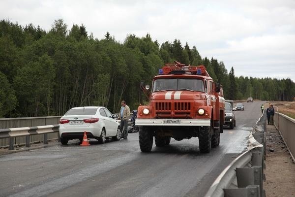Пожарно-спасательные подразделения приняли участие в ликвидации последствий ДТП в Онежском районе Архангельской области.